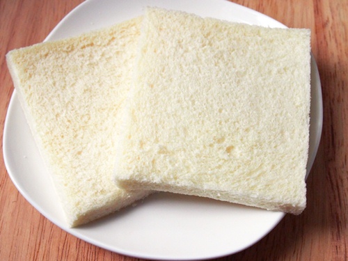 Cách làm bánh mì kẹp kem- cắt rìa bánh