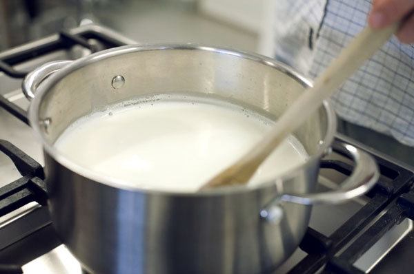 Cách làm kem cuộn - nấu sữa tươi