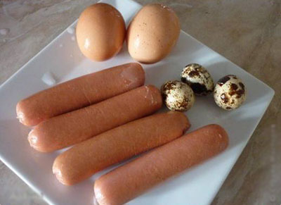 Nguyên liệu chuẩn bị bữa sáng cho bé -trứng xúc xích