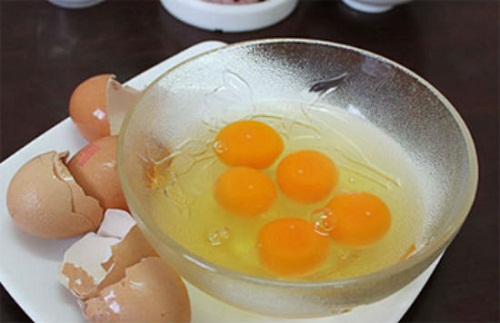 Cách làm bánh flan - tách riêng trứng