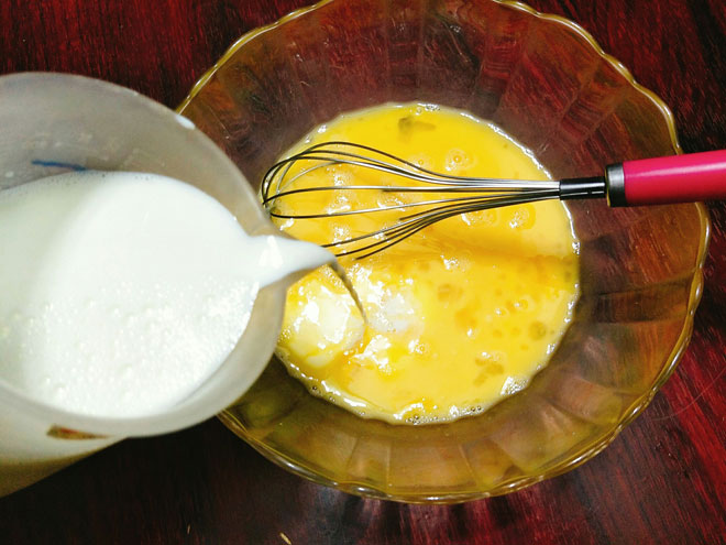 cách làm bánh flan - trộn sữa trứng
