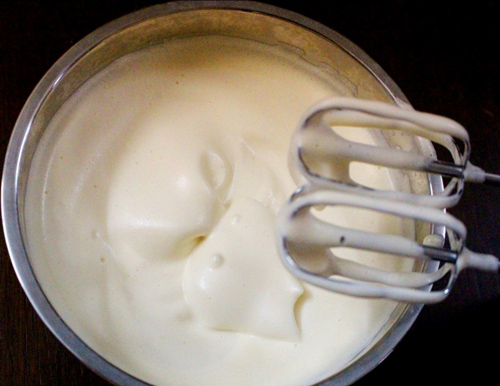 Cách làm kem dừa - cho bột làm kem