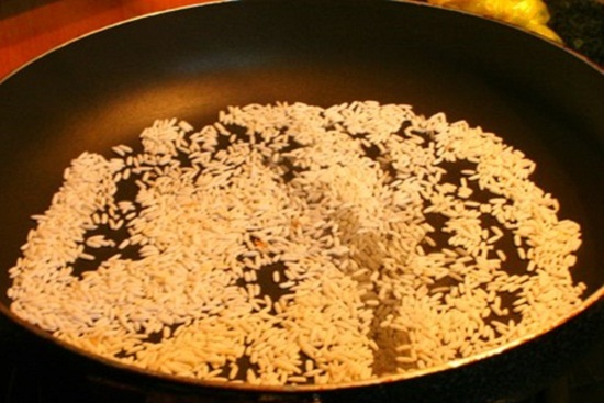 Cách làm nem chạo - rang gạo làm thính