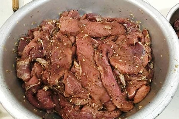 Cách làm thịt lợn khô gác bếp - ướp thịt