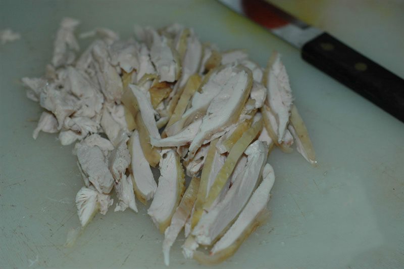 Cách nấu miến gà- thái thịt gà thành miếng vừa ăn