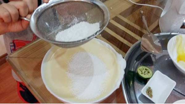 Cách làm bánh gato - rây bột