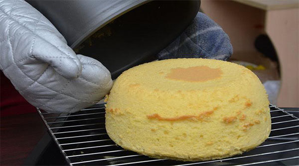 Cách làm bánh gato - tháo bánh ra khỏi nồi